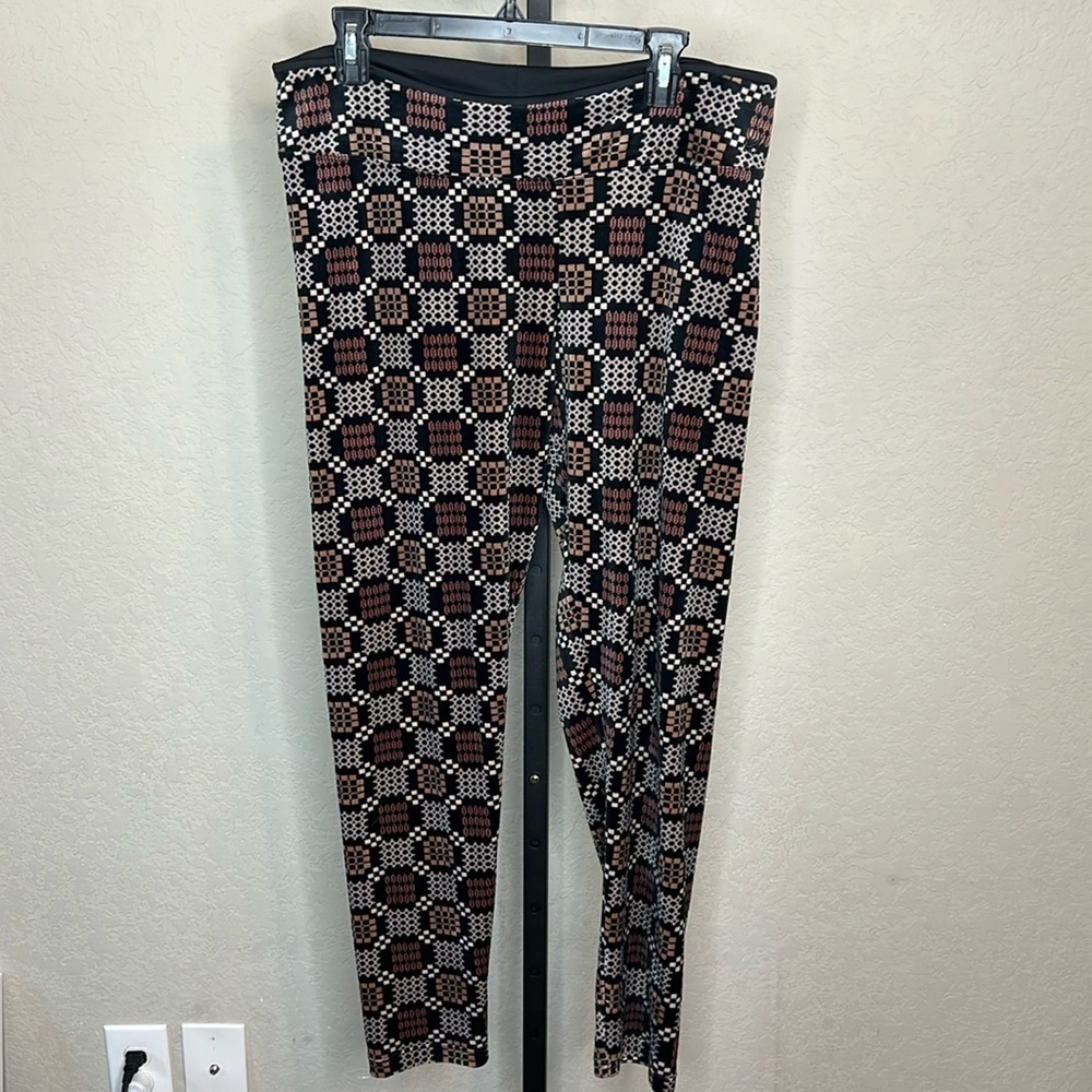 379 - Cuddl Duds NWOT Size Large Fleece Black Geometric Design.